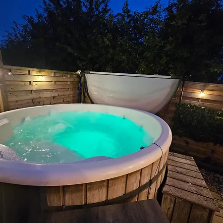 Glamping Pod With Wood Fired Hot Tub *