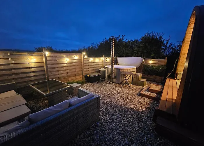 אתר קמפינג Glamping Pod With Wood Fired Hot Tub סקארבורו