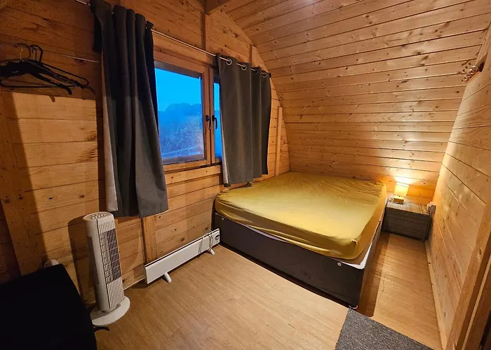 Glamping Pod With Wood Fired Hot Tub