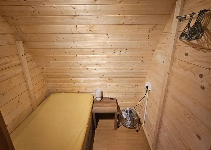 אתר קמפינג Glamping Pod With Wood Fired Hot Tub סקארבורו