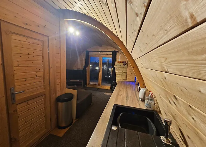 Glamping Pod With Wood Fired Hot Tub סקארבורו