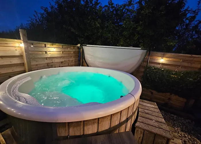 Glamping Pod With Wood Fired Hot Tub *