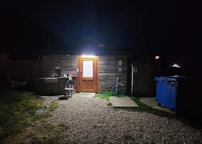 Glamping Pod With Wood Fired Hot Tub סקארבורו