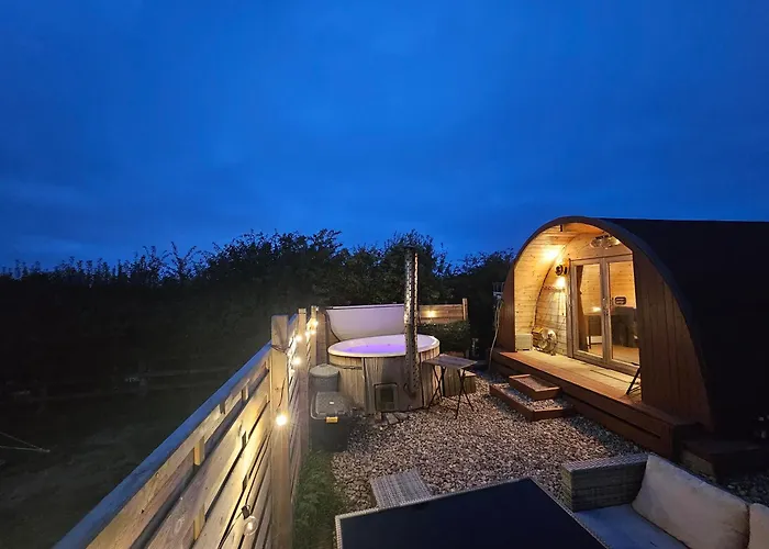 Glamping Pod With Wood Fired Hot Tub אתר קמפינג סקארבורו
