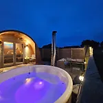 Glamping Pod With Wood Fired Hot Tub *